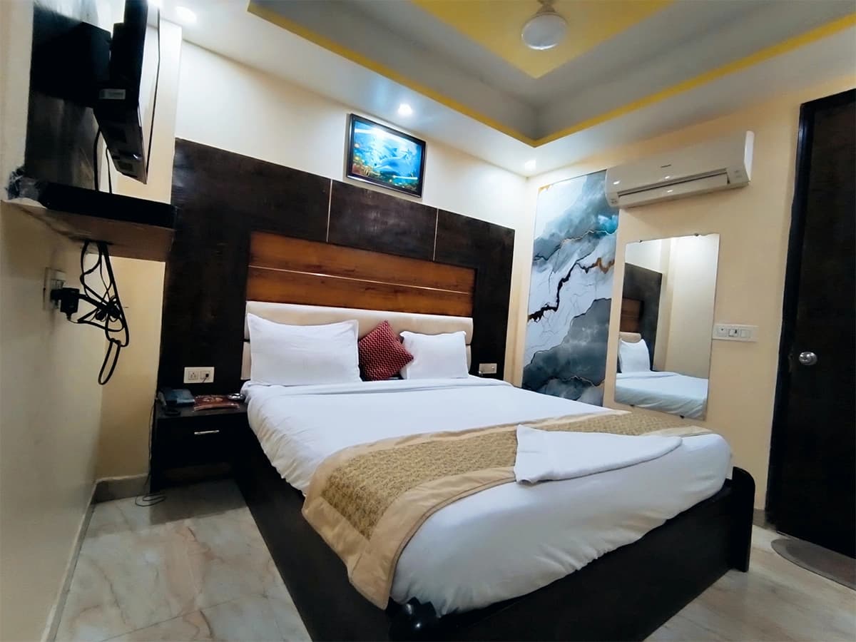 Deluxe Room interior at Hotel Amour Mahipalpur near IGI Airport New Delhi